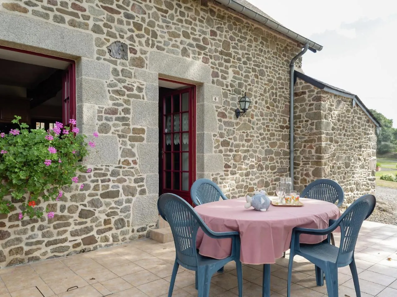 Pleasant Holiday Home With Garden Bonnemain